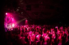 「新山詩織 2ndライブツアー『ハローグッバイ』」ファイナル公演の様子。