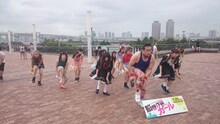 お台場で踊るGONZO。(c)2015映画「脳漿炸裂ガール」製作委員会