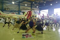 航空基地で踊るGONZO。(c)2015映画「脳漿炸裂ガール」製作委員会