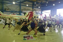 航空基地で踊るGONZO。(c)2015映画「脳漿炸裂ガール」製作委員会