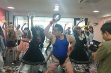 専門学校校舎で踊るGONZO。(c)2015映画「脳漿炸裂ガール」製作委員会
