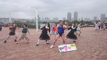 お台場で踊るGONZO。(c)2015映画「脳漿炸裂ガール」製作委員会