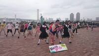お台場で踊るGONZO。(c)2015映画「脳漿炸裂ガール」製作委員会