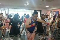 専門学校校舎で踊るGONZO。(c)2015映画「脳漿炸裂ガール」製作委員会