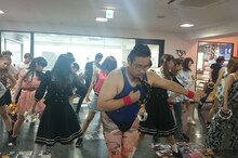 専門学校校舎で踊るGONZO。(c)2015映画「脳漿炸裂ガール」製作委員会