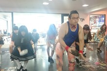 専門学校校舎で踊るGONZO。(c)2015映画「脳漿炸裂ガール」製作委員会