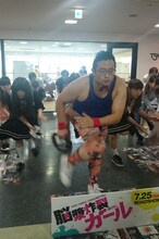 専門学校校舎で踊るGONZO。(c)2015映画「脳漿炸裂ガール」製作委員会