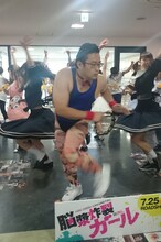 専門学校校舎で踊るGONZO。(c)2015映画「脳漿炸裂ガール」製作委員会