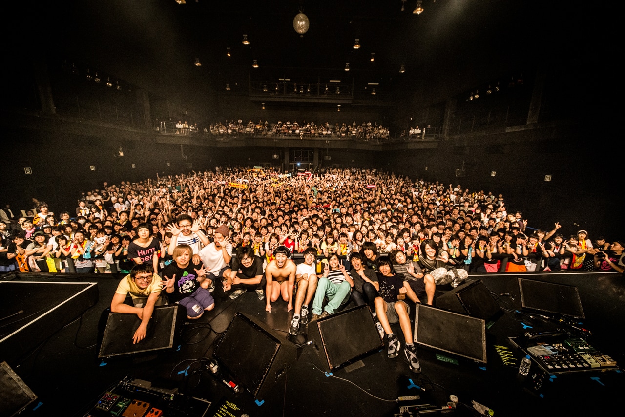 くるり×キュウソが先輩後輩競演、ヤマサキは“赤い電車”に乗車