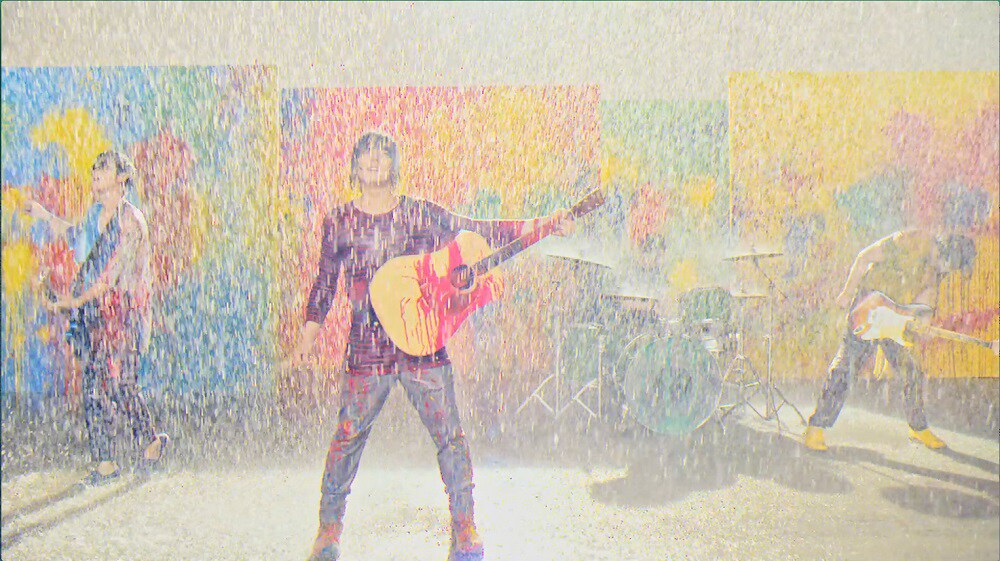 flumpoolがカラフルに濡れまくる「夏よ止めないで」MV