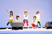 CRAYON POPによる「ラリルレ」発売記念イベントの様子。