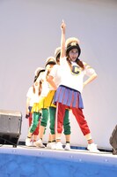 CRAYON POPによる「ラリルレ」発売記念イベントの様子。