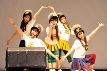 CRAYON POPによる「ラリルレ」発売記念イベントの様子。