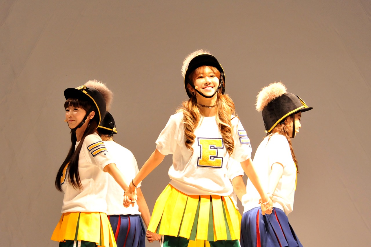 CRAYON POPによる「ラリルレ」発売記念イベントの様子。