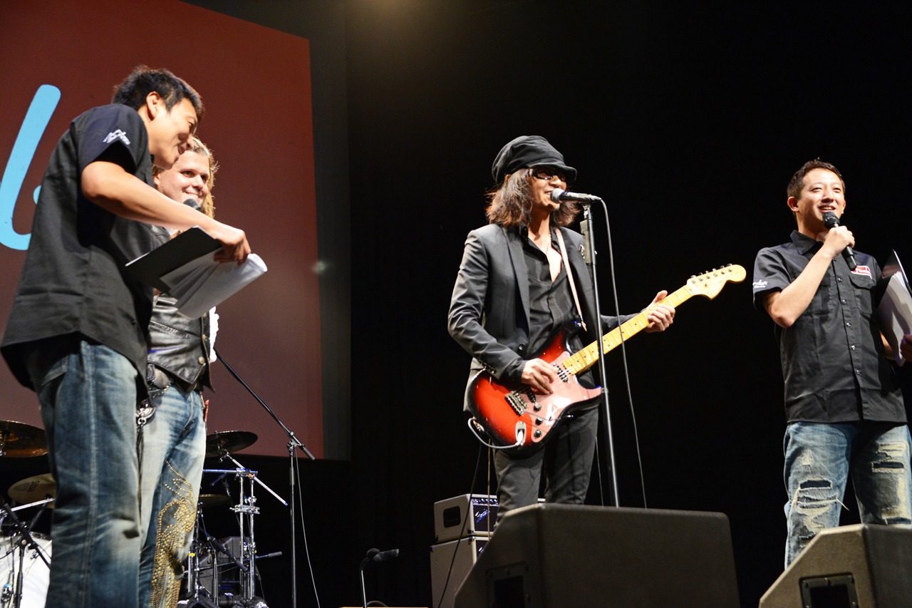左から八木真澄（サバンナ）、エドワード・コール（フェンダーミュージック株式会社社長）、Ken（L'Arc-en-Ciel）、