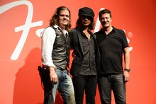 左からエドワード・コール（フェンダーミュージック株式会社社長）、Ken（L'Arc-en-Ciel）、アンディ・ムーニー（フェンダー・ミュージカル・インストゥルメンツ・コーポレーションCEO）。