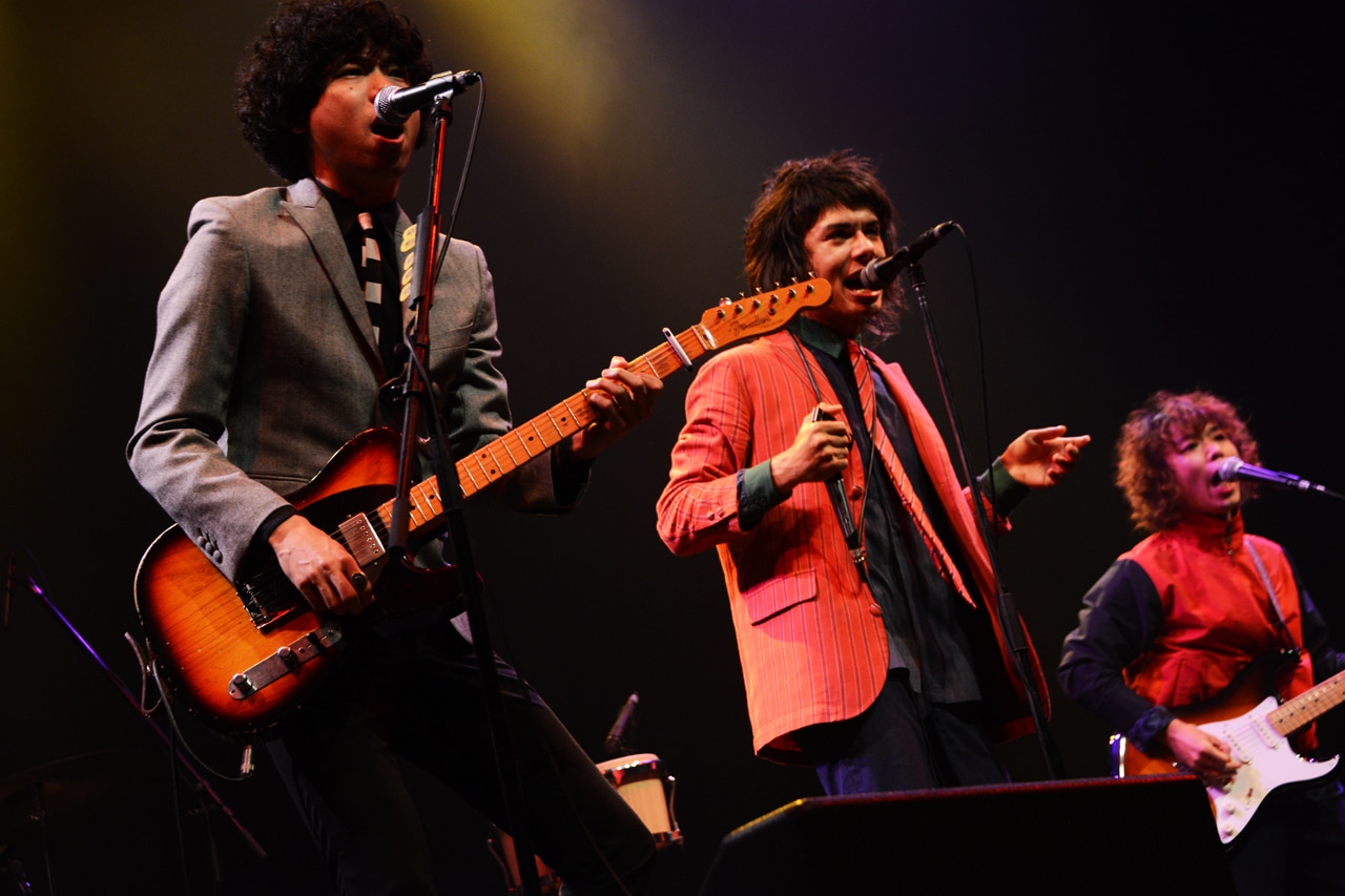 左からTAXMAN（G, Vo / THE BAWDIES）、オカモトショウ（Vo / OKAMOTO'S）、オカモトコウキ（G / OKAMOTO'S）。