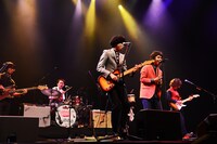 OKAMOTO'Sのライブの様子。