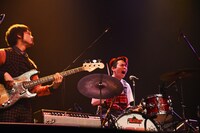 OKAMOTO'Sのライブの様子。