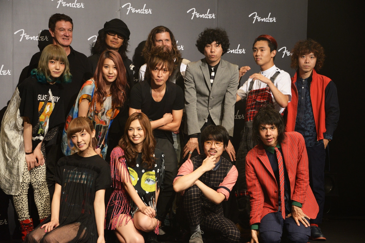 「FENDER LAUNCH PARTY」出演者の集合写真。