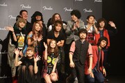 「FENDER LAUNCH PARTY」出演者の集合写真。