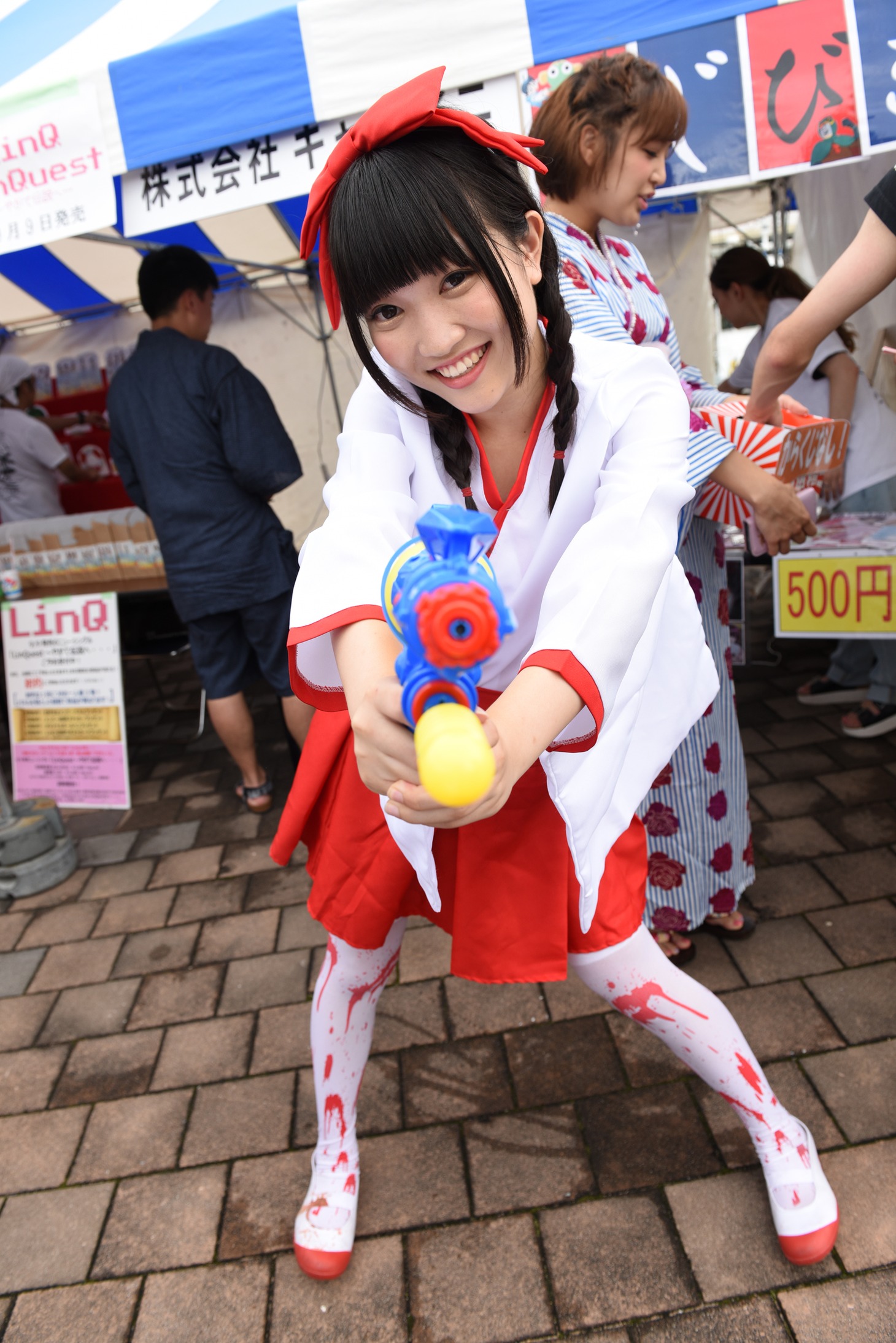 売り子をする伊藤麻希。
