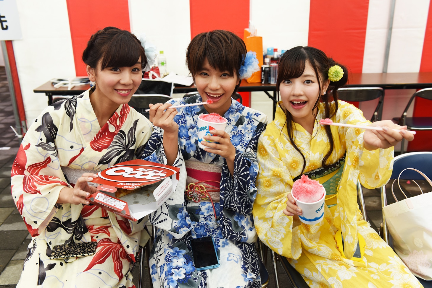 休憩中の吉川千愛、天野なつ、高木悠未。