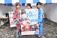 長崎ちゃんぽんリンガーハットの「冷やしちゃんぽん」キャンペーンガールに選ばれた坂井朝香（左）、岸田麻佑（右）と通りすがりの原直子。