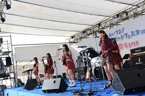 KANIKAPILAによるライブの様子。