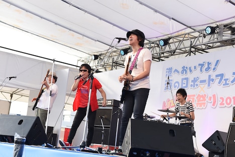 ザ・ガッターズによるライブの様子。