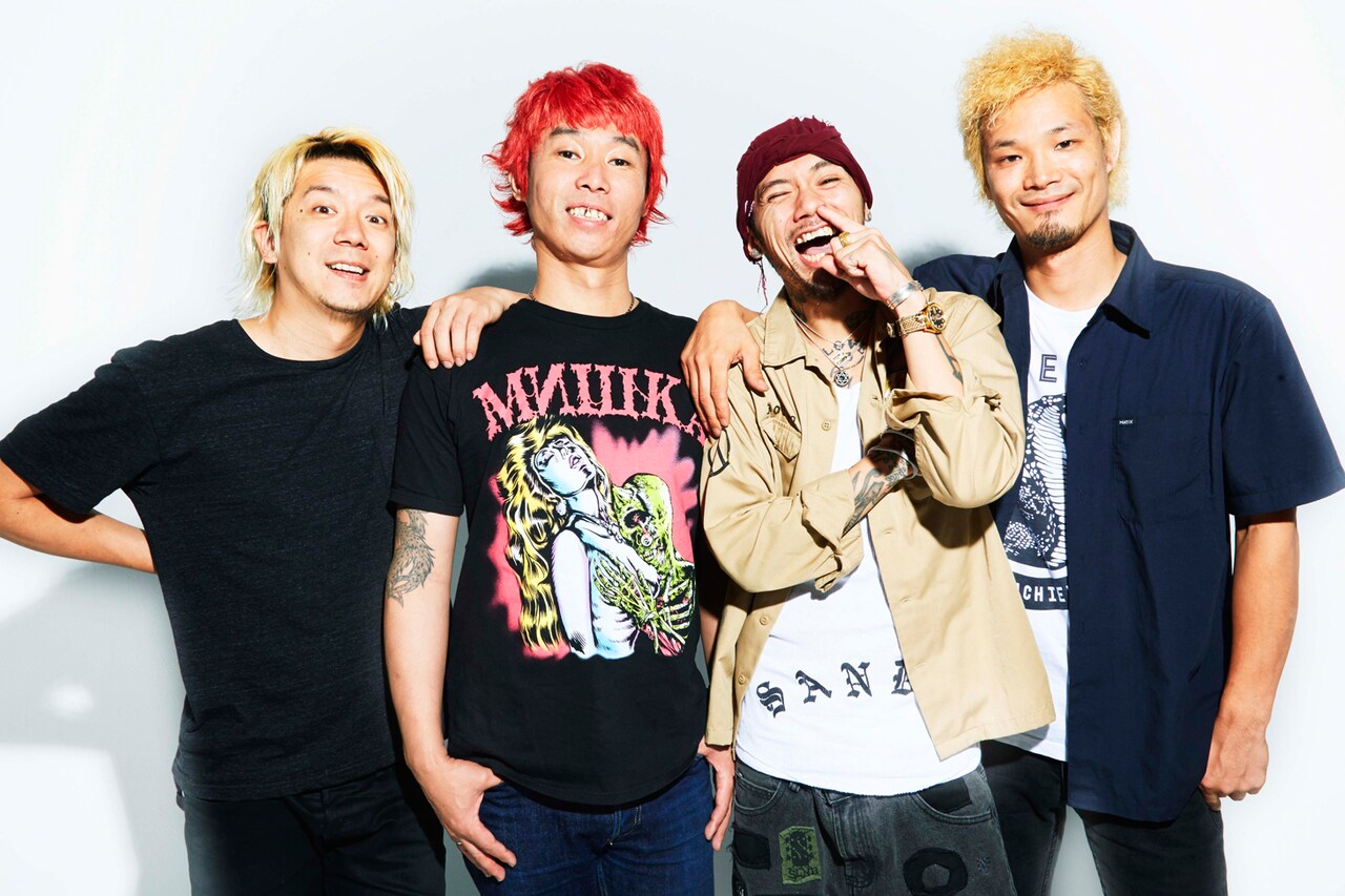 NAMBA69とJESSE（右から2番目）。