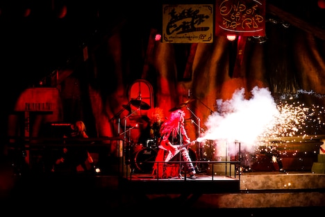 ソロコーナーでギターを奏でるDJ LOVE（DJ）。（Photo by Hajime Kamiiisaka）