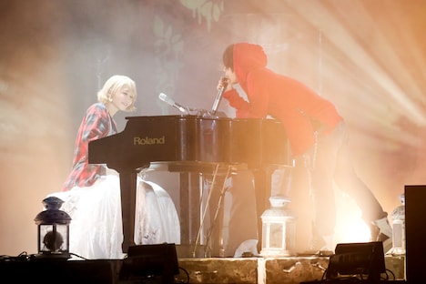 写真左よりSaori、Fukase。（Photo by Hajime Kamiiisaka）