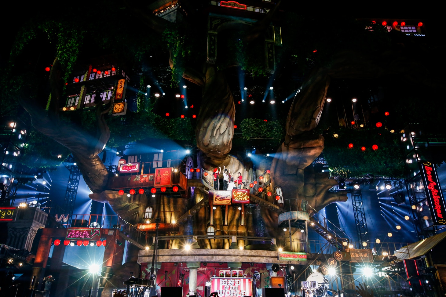 SEKAI NO OWARI「Twilight City」の様子。（Photo by Hajime Kamiiisaka）