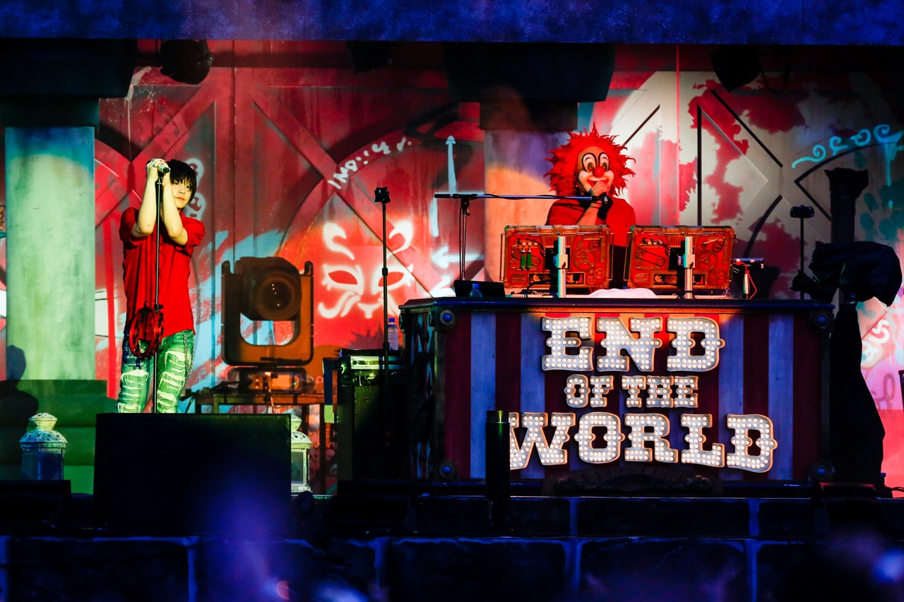 写真左よりFukase、DJ LOVE。（Photo by Hajime Kamiiisaka）