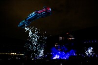 「ムーンライトステーション」演奏中に会場内を飛んだ列車型バルーン。（Photo by Hajime Kamiiisaka）