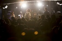 赤色のグリッター（Photo by nkzmarufoi）