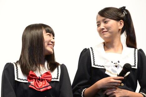 目を見あわせて笑う、柏木ひなたと竹富聖花。