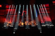 GLAY「GLAY Special Live 2015 in HAKODATE GLORIOUS MILLION DOLLAR NIGHT Vol.2」初日公演の様子。(撮影:岡田裕介)