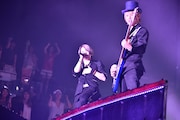 TERU(Vo)とJIRO(B)。(撮影:岡田裕介)