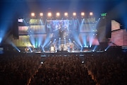 GLAY「GLAY Special Live 2015 in HAKODATE GLORIOUS MILLION DOLLAR NIGHT Vol.2」初日公演の様子。(撮影:岡田裕介)