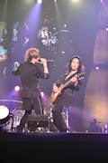 TERU(Vo)とTAKURO(G)。(撮影:岡田裕介)