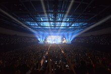 GLAY「GLAY Special Live 2015 in HAKODATE GLORIOUS MILLION DOLLAR NIGHT Vol.2」初日公演の様子。（撮影：岡田裕介）