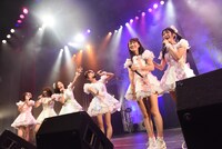 「PLATINUM SONIC Vol.2」のpaletのライブでお披露目された新メンバーの渡邊真由（写真右から2番目）。