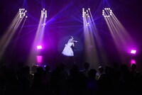 飯田桜子による「恋して女みがいて」の様子。