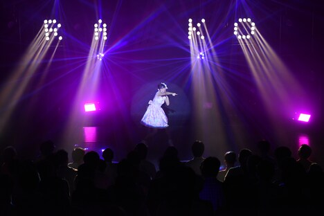 飯田桜子による「恋して女みがいて」の様子。