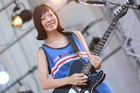 宮崎朝子（G, Vo）（撮影：柴田恵理）