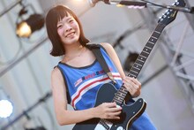 宮崎朝子（G, Vo）（撮影：柴田恵理）