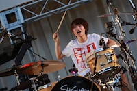 吉川美冴貴（Dr）（撮影：柴田恵理）