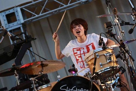 吉川美冴貴(Dr)(撮影:柴田恵理)